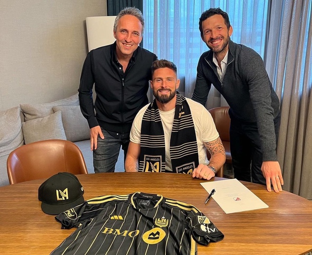 Giroud (giữa) ký hợp đồng và ra mắt CLB Los Angeles FC
