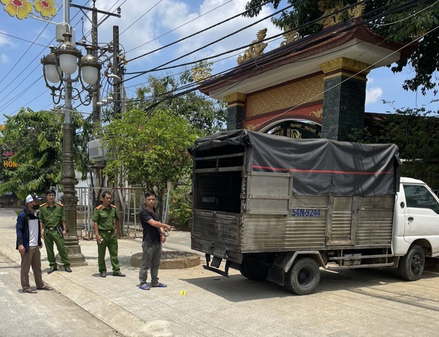 Cơ quan chức năng đưa nghi phạm thực nghiệm hiện trường vụ trộm xe tải đậu trước cổng một ngôi chùa ở H.Đạ Huoai