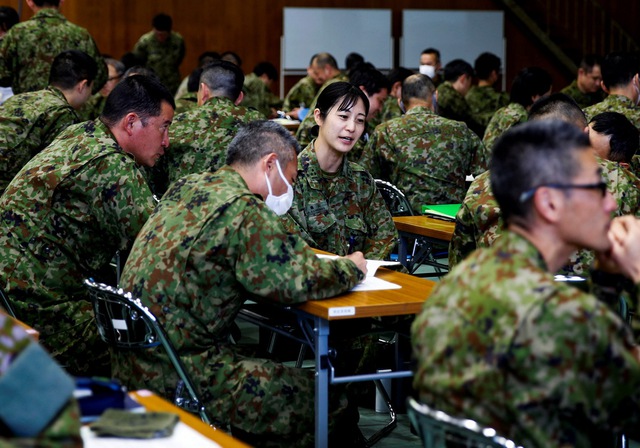Các binh sĩ thuộc Lực lượng Phòng vệ Mặt đất Nhật Bản tham gia một hội thảo chống quấy rối tình dục ở căn cứ Asaka (Tokyo) hôm 16.4