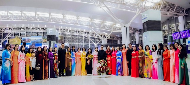 Đỗ Trịnh Hoài Nam mang áo dài tham dự Áo dài Festival tại Mỹ nhận được sự quan tâm của nhiều tín đồ yêu thích áo dài