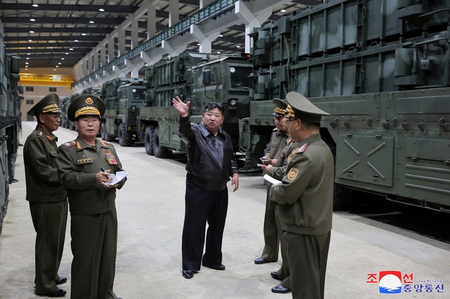 Nhà lãnh đạo Triều Tiên Kim Jong-un thị sát hệ thống vũ khí tên lửa chiến thuật tại một địa điểm không xác định ngày 14.5, trong ảnh do KCNA công bố ngày 15.5