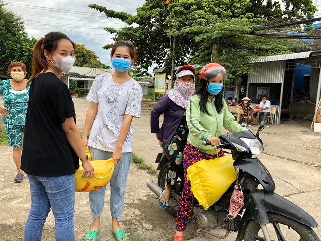 Sau tấm khẩu trang phòng dịch là nụ cười tỏa nắng của Thoa (mặc áo trắng)