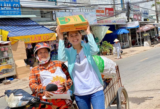 Thoa trong một chuyến đi phát quà cho người dân nghèo