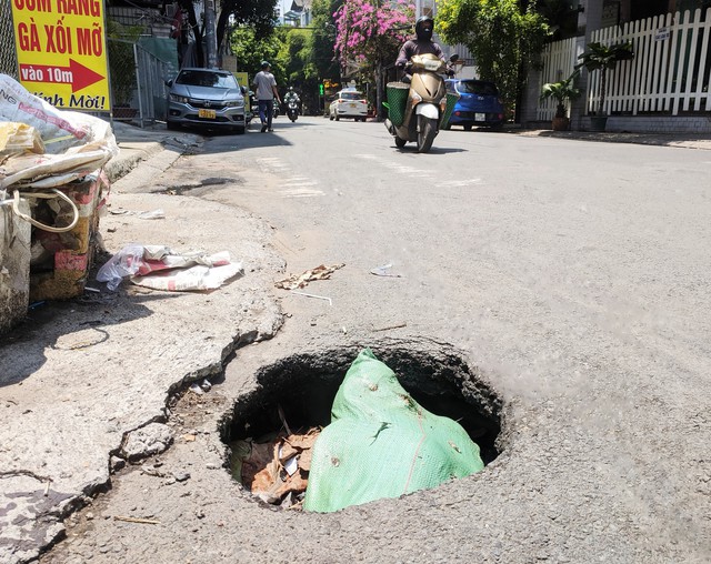 Đường sụt lún gây nguy hiểm- Ảnh 1.