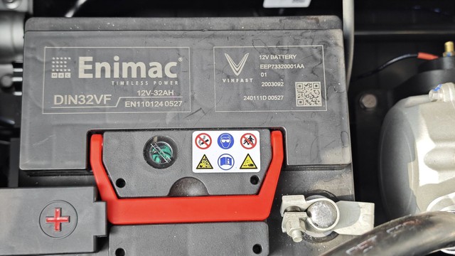 Cụm ắc-quy 12 volt sử dụng trên VinFast VF 3 của hãng Enimac