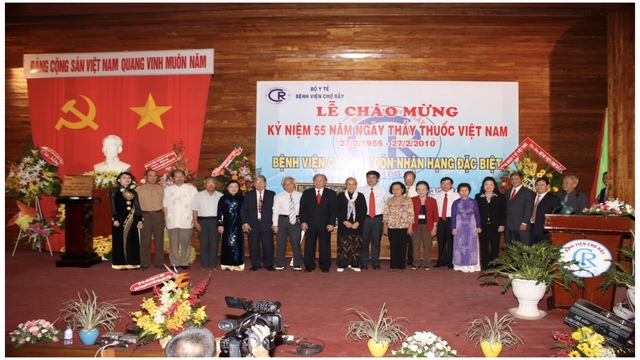 GS-TS Nguyễn Huy Dung (đứng thứ 7 từ bên trái) cùng Ban giám đốc Bệnh viện Chợ Rẫy các thời kỳ tại lễ kỷ niệm 55 năm ngày Thầy thuốc Việt Nam và Bệnh viện Chợ Rẫy đón nhận bệnh viện hạng đặc biệt vào ngày 11.3.2010