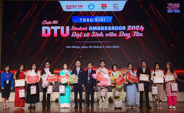 Ban tổ chức trao danh hiệu Đại sứ sinh viên Duy Tân cho 5 gương mặt xuất sắc nhất