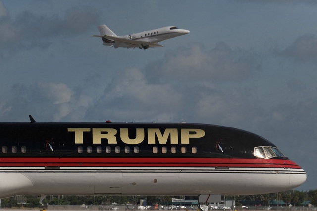 Máy bay của ông Trump đậu tại Sân bay Quốc tế Palm Beach