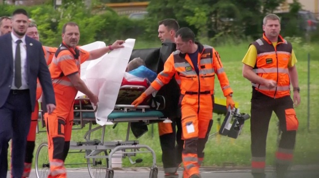 Thủ tướng Slovakia Robert Fico được đưa ra trực thăng sau vụ ám sát