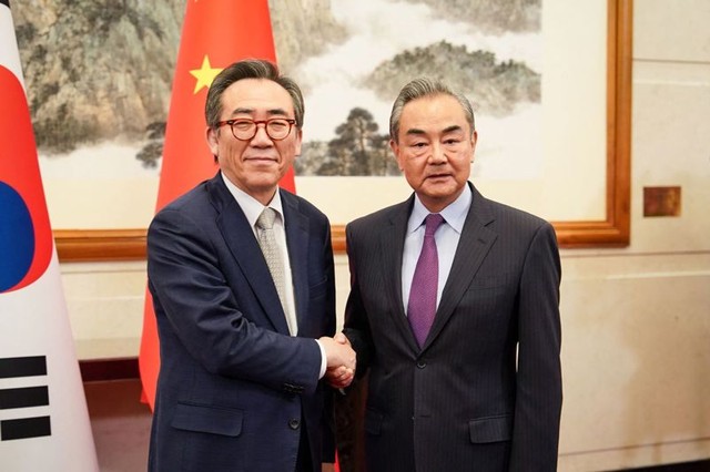 Ngoại trưởng Trung Quốc Vương Nghị (phải) bắt tay người đồng cấp Hàn Quốc Cho Tae-yul trong cuộc hội đàm tại Bắc Kinh (Trung Quốc) ngày 13.5.2024.