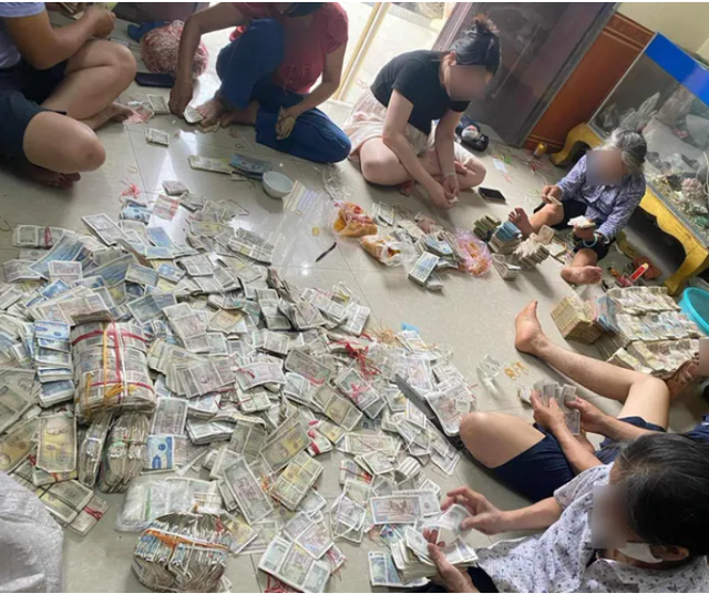 Cụ Nguyễn Thị Nhâm cùng một số người đang ngồi đếm tiền lẻ