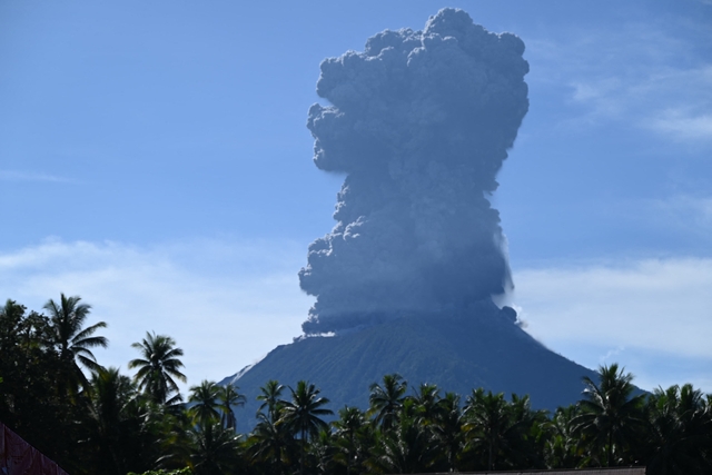 Núi lửa Indonesia phun tháp tro bụi cao 5.000 m- Ảnh 1.