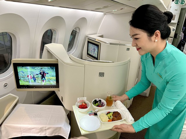 Ngoài thực đơn phong phú, Vietnam Airlines là đơn vị tiên phong đưa đặc sản vùng miền vào menu trên không