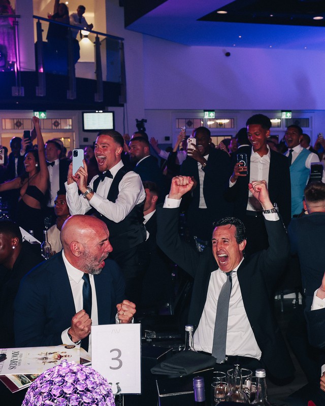 Niềm vui của CĐV Aston Villa sau khi đội trở lại đấu trường Champions League sau 42 năm