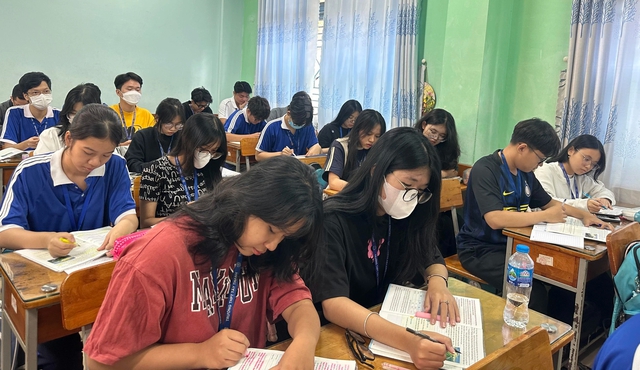 Học sinh Trường THPT Tây Thạnh (Q.Tân Phú, TP.HCM) tập trung ôn thi tốt nghiệp THPT