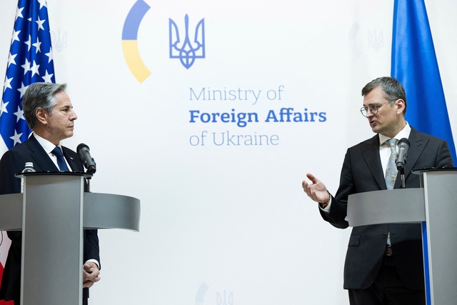Ngoại trưởng Mỹ Antony Blinken (trái) trong cuộc họp báo với người đồng cấp Ukraine Dmytro Kuleba tại Kyiv ngày 15.5