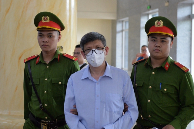 Cựu Bộ trưởng Y tế Nguyễn Thanh Long được dẫn giải đến tòa