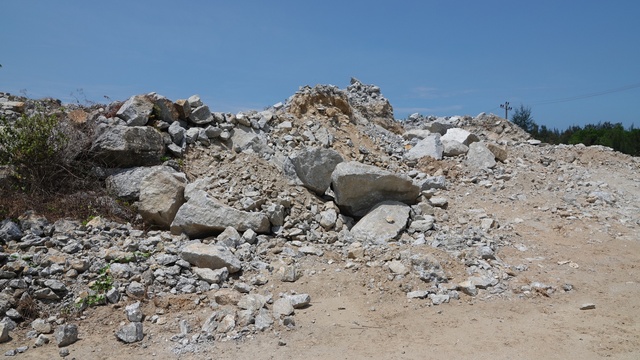 Dấu hiệu đào bới, vận chuyển đá ra khỏi bãi chứa Phi Long