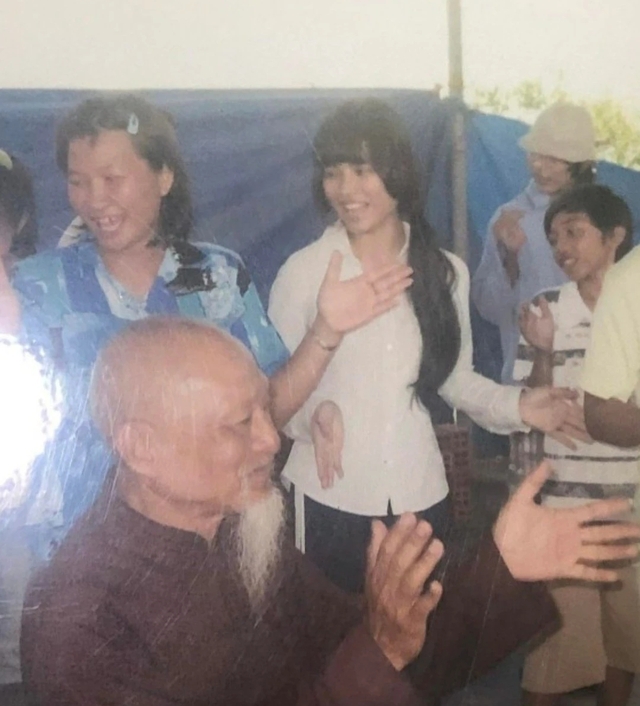 Lê Thanh Huyền Trang (áo trắng, đứng giữa) tại thời điểm chưa xuống tóc