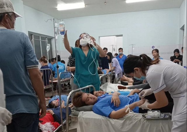 Các công nhân đang được cấp cứu tại Trung tâm y tế H.Trảng Bom vào tối 15.5