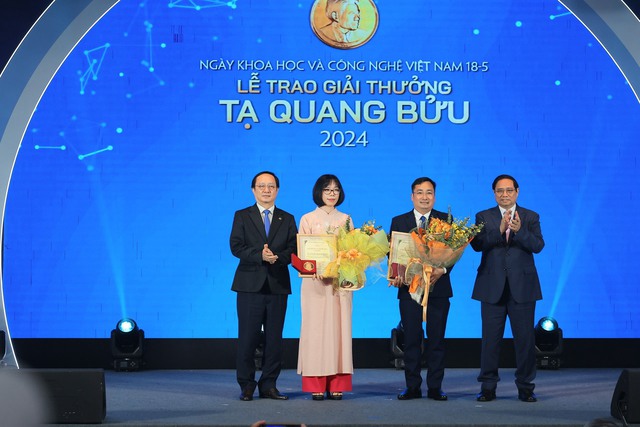 Thủ tướng Phạm Minh Chính và Bộ trưởng Bộ KH-CN Huỳnh Thành đạt trao Giải thưởng Tạ Quang Bửu 2024 cho TS Nguyễn Thị Kim Thanh và PGS Trần Mạnh Trí