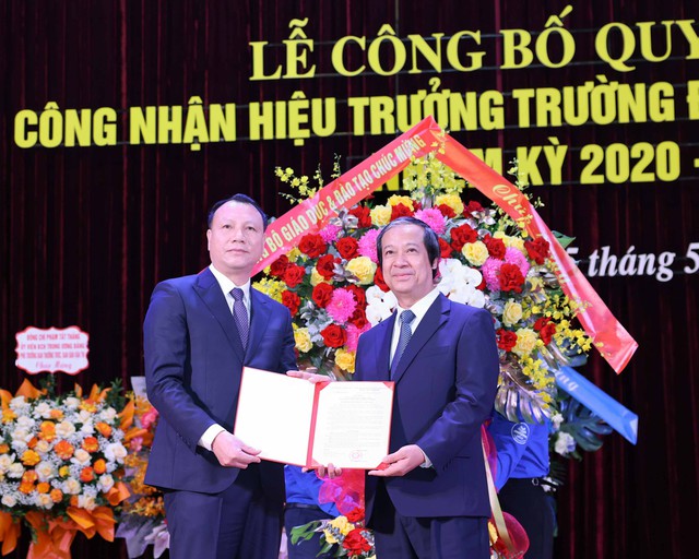Bộ trưởng Bộ GD-ĐT Nguyễn Kim Sơn trao quyết định công nhận hiệu trưởng Trường ĐH Sư phạm Hà Nội nhiệm kỳ 2020 - 2025 cho PGS Nguyễn Đức Sơn (trái)