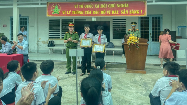 Huỳnh Lê Quốc Thái và Nguyễn Khánh Duy được nhận giấy khen của Chủ tịch UBND H.Vũng Liêm
