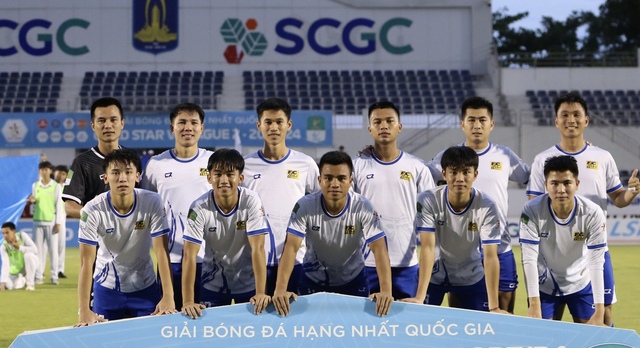 Nhưng Hồ Thanh Minh (giữa, hàng dưới) đã kiến tạo 1 bàn và ghi 1 bàn giúp Huế gỡ hòa 2-2