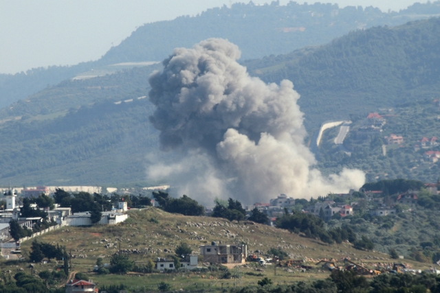Khói bốc lên từ địa điểm xảy ra cuộc không kích của Israel vào ngôi làng Kfar Kila thuộc miền nam Li Băng gần biên giới ngày 14.5
