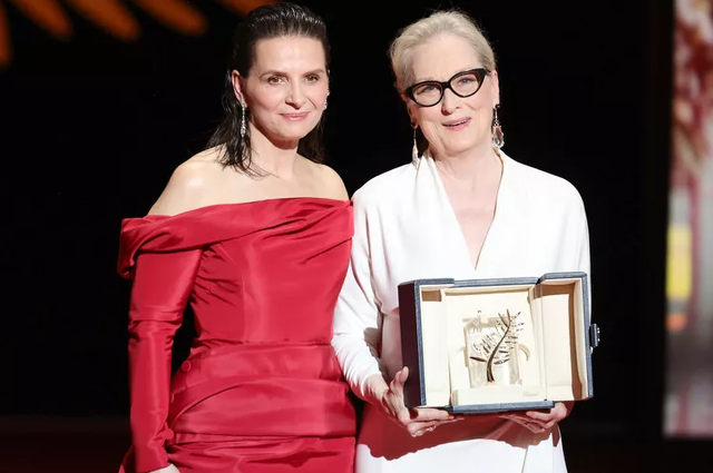 Nữ diễn viên Pháp Juliette Binoche trao tượng vàng Cành cọ vàng danh dự cho minh tinh Meryl Streep