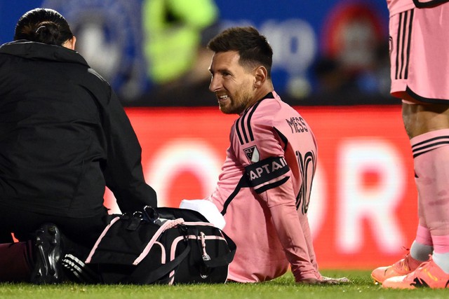 Chấn thương đầu gối mới nhất của Messi đang gây lo lắng