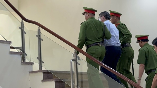 Dẫn giải cựu Bộ trưởng Bộ Y tế Nguyễn Thanh Long lên phòng xử