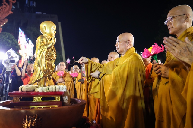 Hòa thượng Thích Lệ Trang, Trưởng ban Ban Trị sự GHPGVN TP.HCM thực hiện lễ tắm Phật tại Việt Nam Quốc Tự mừng đại lễ Phật đản Phật lịch 2568