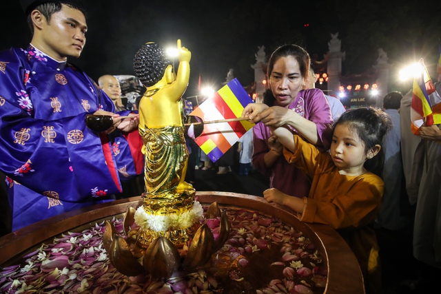 Người dân TP.HCM dự lễ tắm Phật tại Việt Nam Quốc Tự