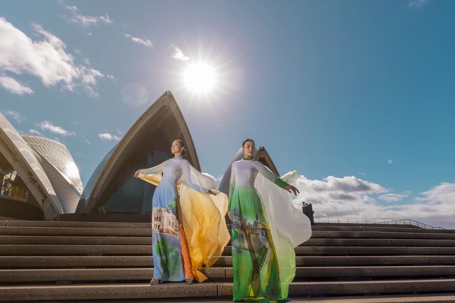 Áo dài lụa nhuộm ombre của nhà thiết kế Việt tung bay trước nhà hát cánh buồm Opera Sydney mang tính biểu tượng của nước Úc