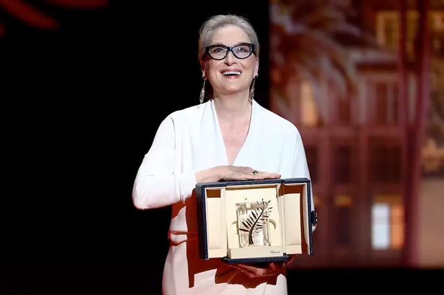 Minh tinh Meryl Streep với tượng vàng Cành cọ vàng danh dự của bà trên sân khấu LHP Cannes