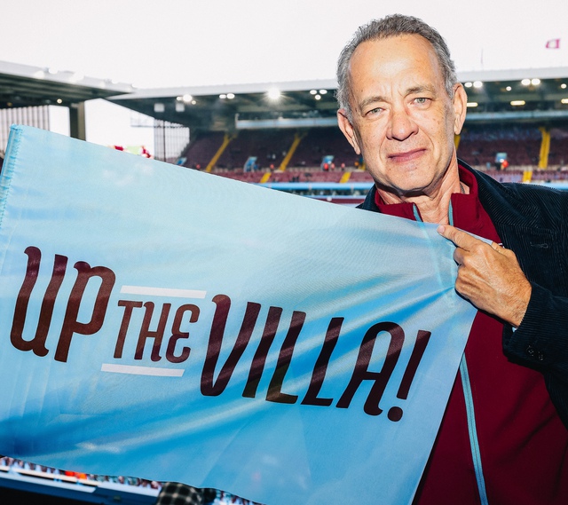 Ông Tom Hanks tại sân Villa Park của CLB Aston Villa hôm 14.5