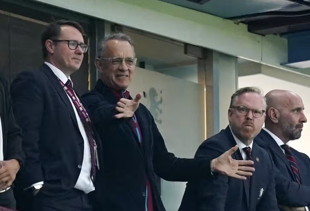 Ông Tom Hanks (giữa) được ban lãnh đạo CLB Aston Villa tiếp đón và theo dõi trận đấu từ khu vực VIP trên khán đài