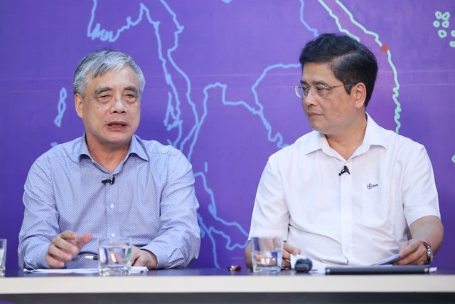 Chuyên gia kinh tế Trần Đình Thiên (trái) và ông Võ Quang Lâm, Phó tổng giám đốc EVN, chia sẻ tại tọa đàm