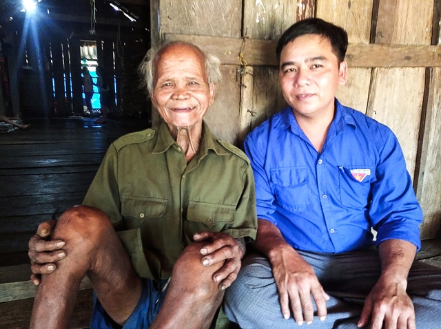 Ông Phạm Văn Bắp (bên trái), người dân tộc Hrê ở xã Ba Trang, H.Ba Tơ (Quảng Ngãi) từng bị người làng nghi cầm đồ thuốc độc, đã được chính quyền vận động, tuyên truyền, giải quyết êm đẹp, không bị thiệt hại về người