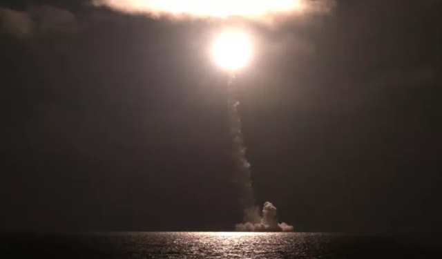 Ảnh từ video của Bộ Quốc phòng Nga cho thấy cuộc phóng tên lửa Bulava từ tàu ngầm vào ngày 5.11.2023
