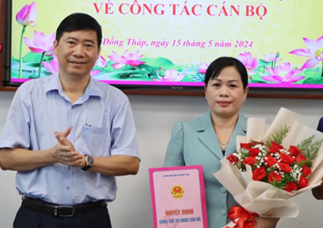 Ông Phạm Thiện Nghĩa, Chủ tịch UBND tỉnh Đồng Tháp, trao quyết định và chúc mừng bà Võ Phương Thủy giữ chức Giám đốc Sở Công thương