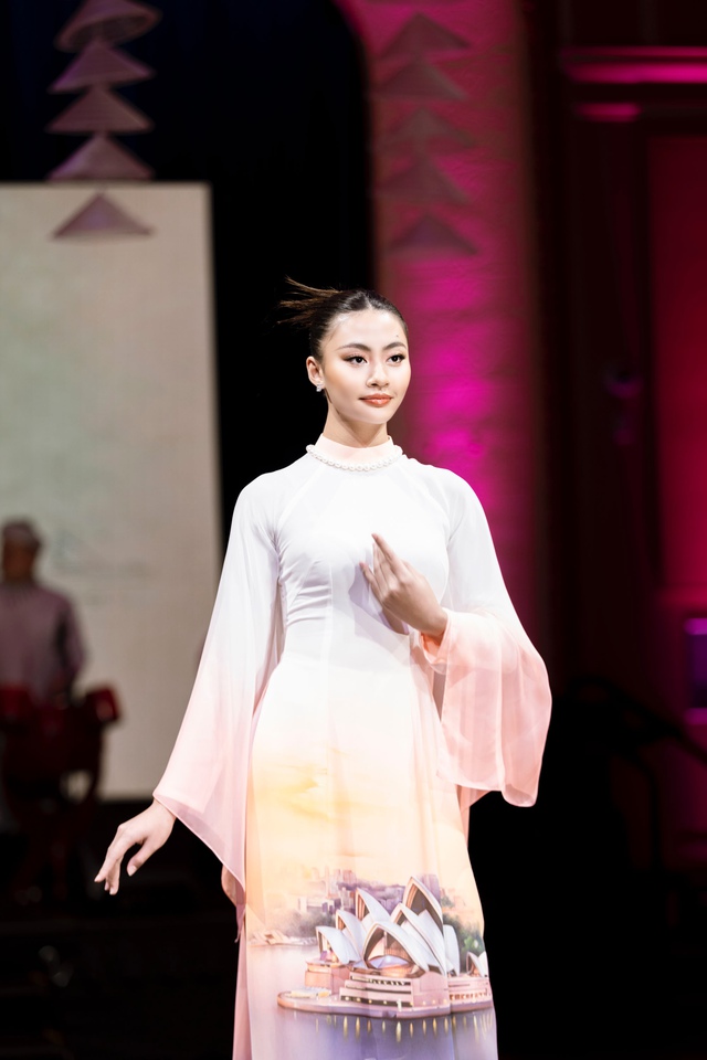 Miss Cosmo Vietnam 2023 Xuân Hạnh trình diễn áo dài lụa nhuộm ombre với hình ảnh nhà hát Opera Sydney, Úc