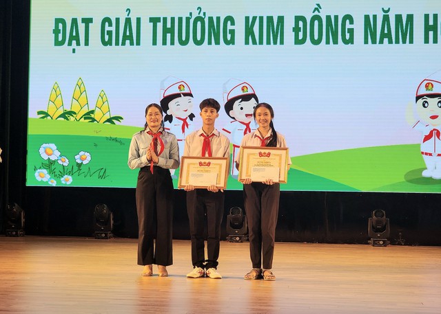Trao giải thưởng Kim Đồng cho 2 chỉ huy Đội xuất sắc