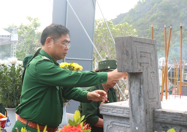 Dâng hương tại một di tích lịch sử trên tuyến đường Trường Sơn