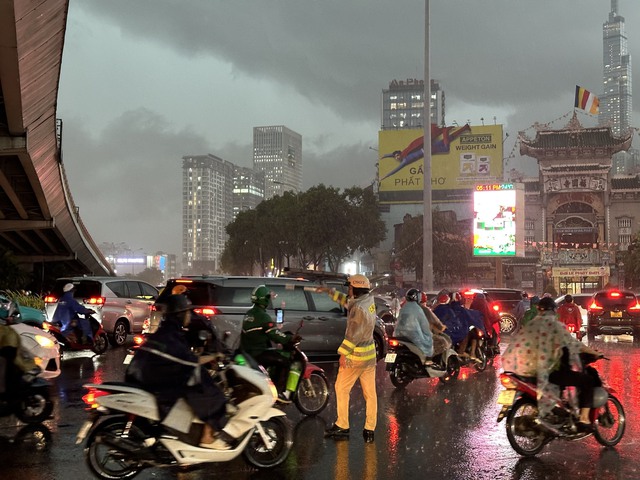 CSGT điều tiết giao thông dưới cơn mưa