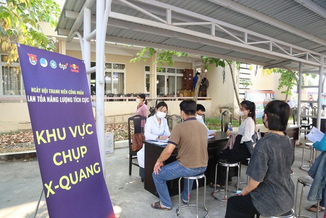 Đông đảo công nhân đã được nhận các dịch vụ chăm sóc y tế tận tình, chuyên nghiệp từ đội ngũ y bác sĩ, nhân viên y tế của Hội Thầy thuốc trẻ Việt Nam