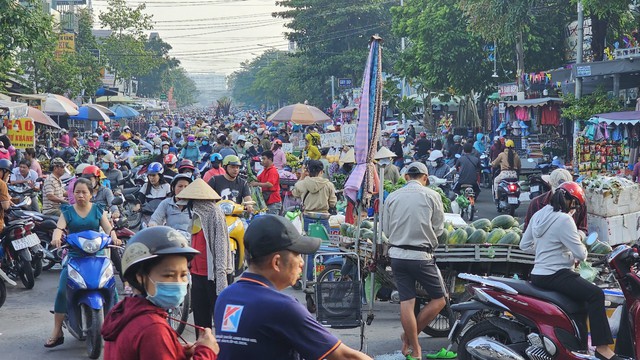 Nhiều người tụ tập buôn bán ở giữa đường Bình Thành gây cản trở giao thông