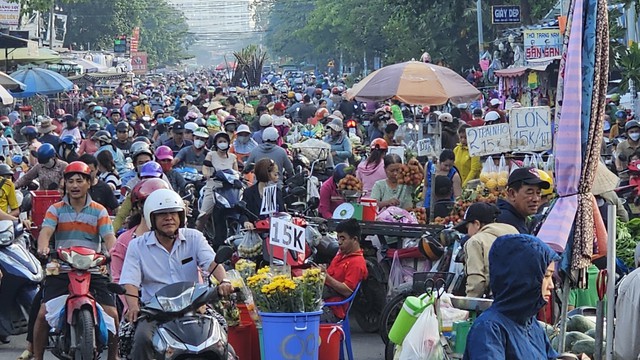 Người dân khổ sở mỗi khi di chuyển qua khu chợ tự phát đường Bình Thành