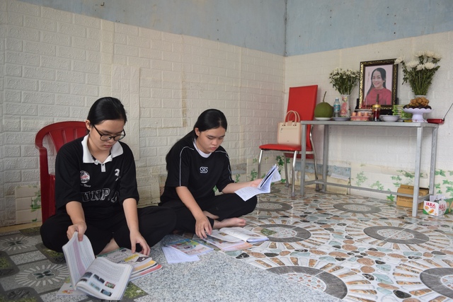 Hai con gái song sinh của cô Hạnh soạn tập sách đi học
